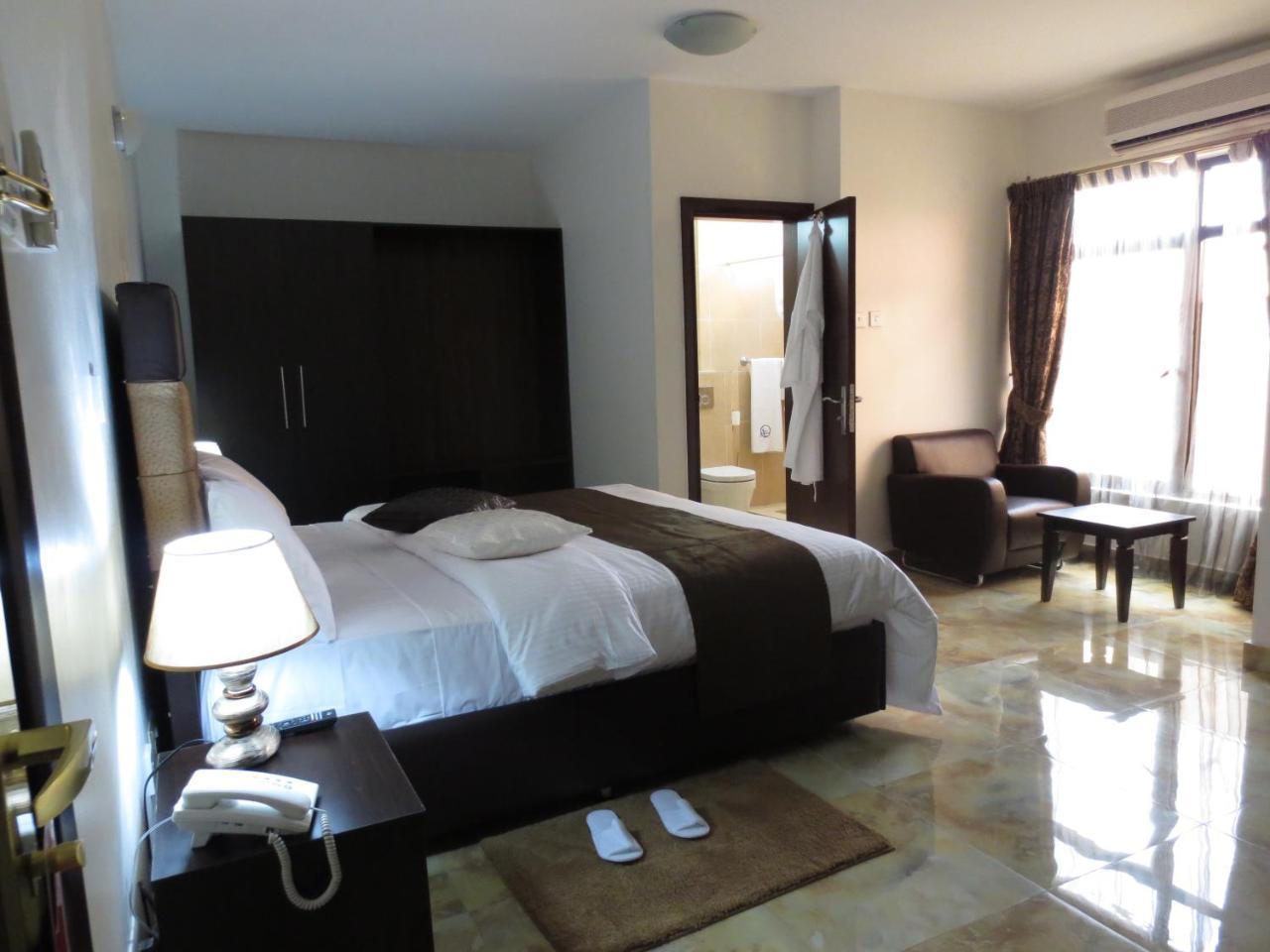 Airport Plaza Hotel Dżuba Zewnętrze zdjęcie