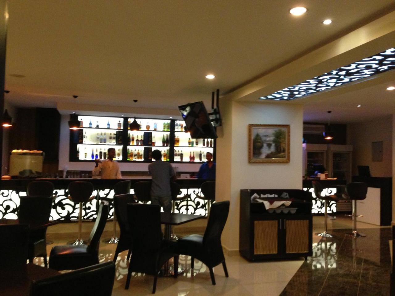 Airport Plaza Hotel Dżuba Zewnętrze zdjęcie