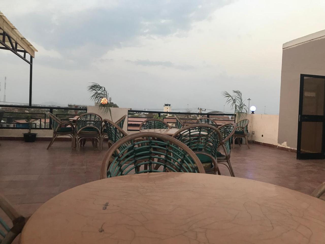 Airport Plaza Hotel Dżuba Zewnętrze zdjęcie